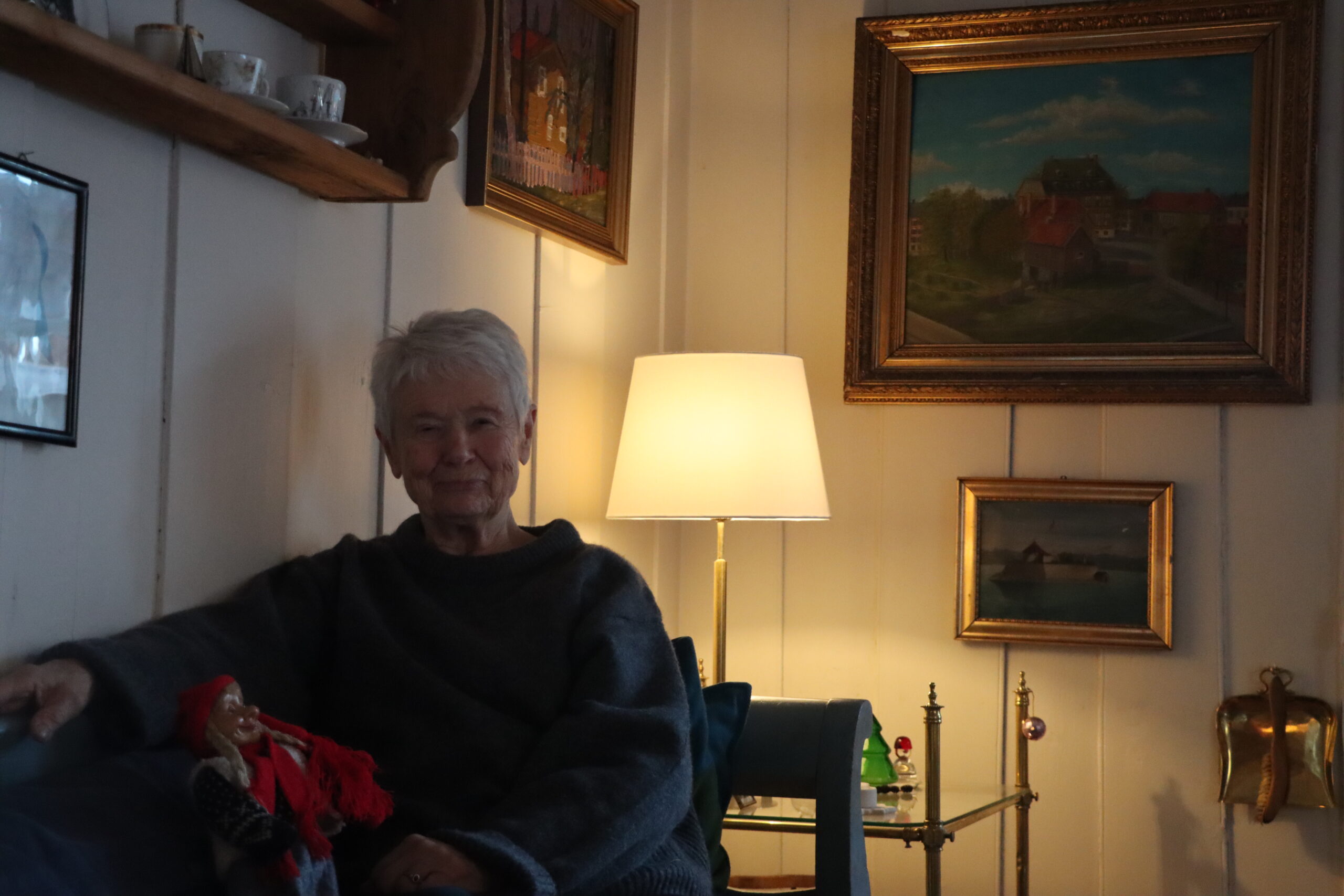 Anne Hagen forteller at selv om de er opptatt, så tar de seg tid til å slappa av hjemme i sofaen også.