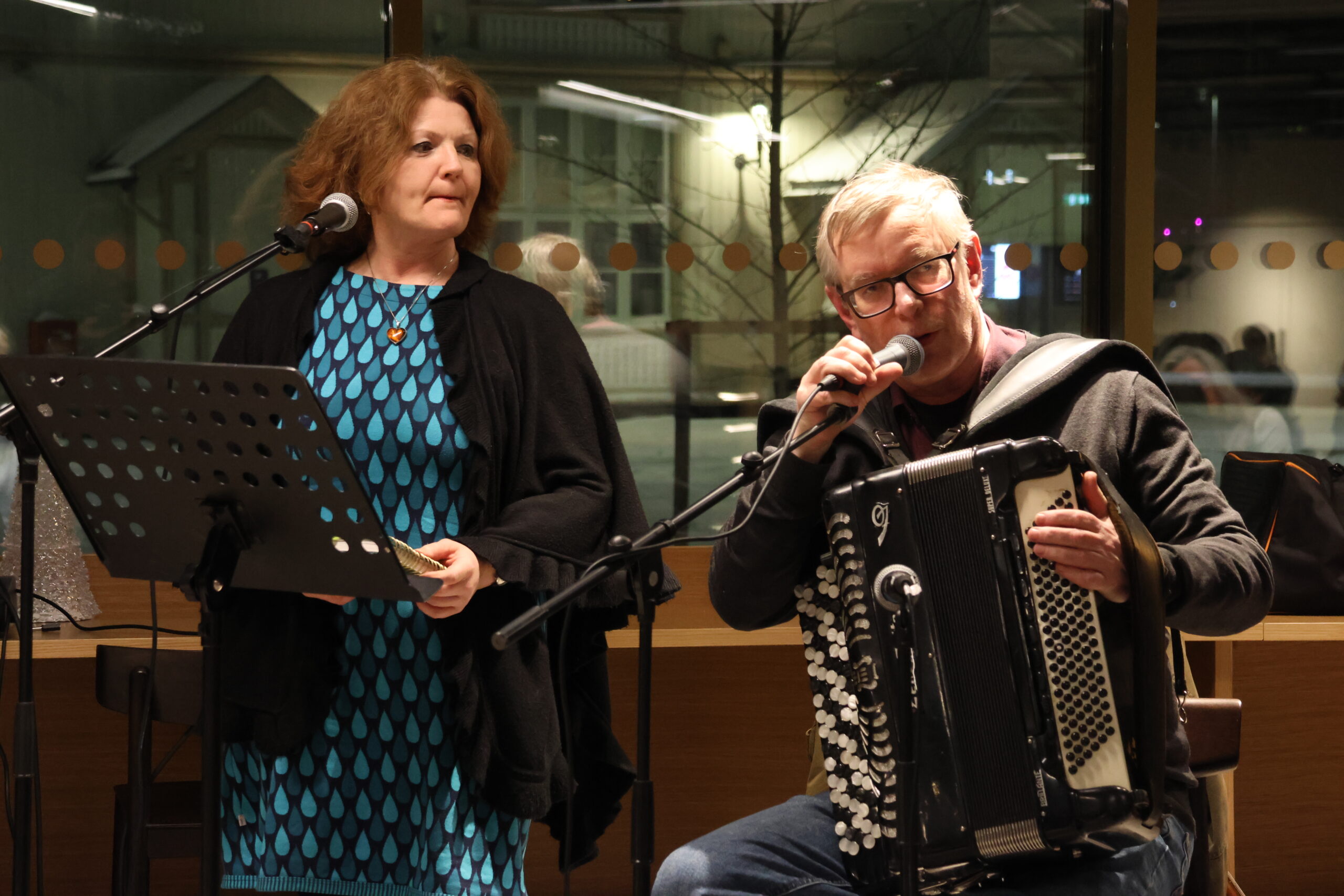 Eva Vermundsberget og Øivind Roos bidro musikalsk på "Elvebredden".