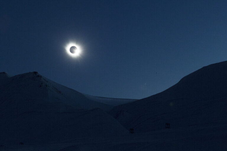 Forrige store solformørkelse i Norge var i 2015. Bildet er tatt over Longyearbyen på Svalbard.