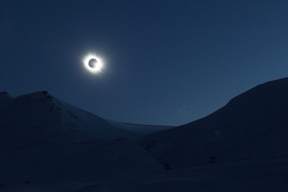 Forrige store solformørkelse i Norge var i 2015. Bildet er tatt over Longyearbyen på Svalbard.