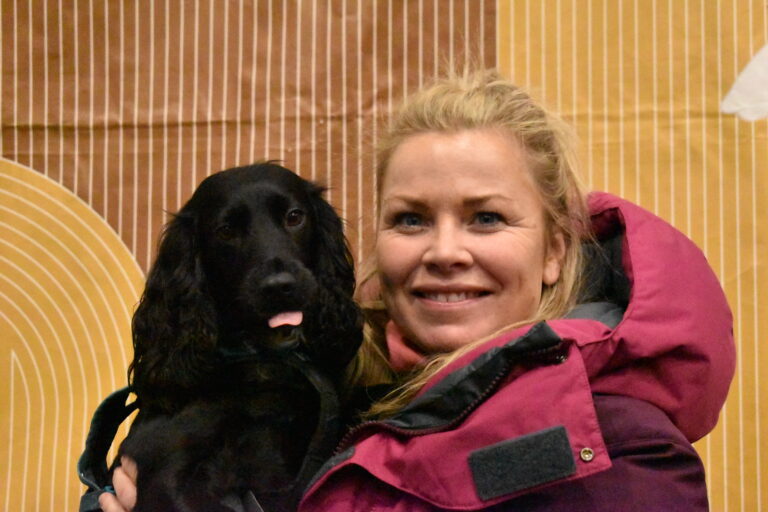 Monica Skjold (42) har reist helt fra Bergen for å delta med jaktcockeren Maddie.