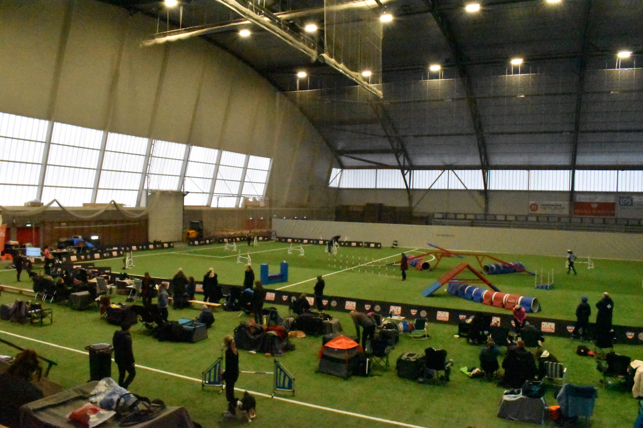 Man kan lett se at det er godt å ha mye plass når man arrangerer konkurranse i agility og lydighet.