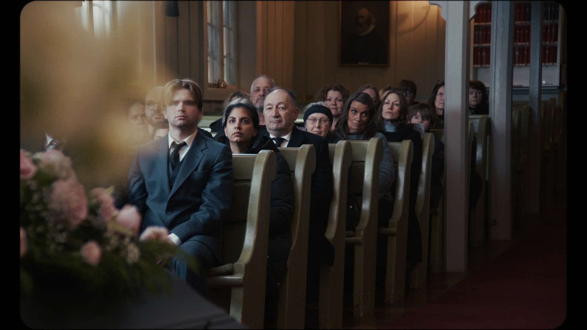 Kortfilmen "Vi som er igjen" er delvis filmet i Kongsvinger. Her et stillbilde fra en av scenene spilt inn i VInger kirke.