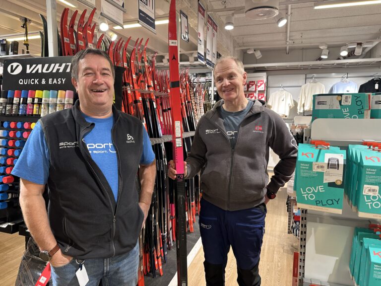 Gunnar Juvkam Løfsgaard (f.v.) og Joachim Håven er klare til å bistå de som ønsker å ta seg en skitur på nyåret.