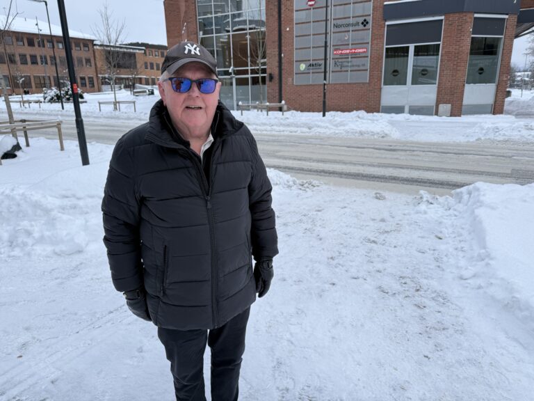 Frps Kjell Arne Hanssen mener overgangsfeltene i de nye bygatene i sentrum må skilyes. Snøen gjør at ingen ser merkingen i veien. Men kommunen vil vente og evaluere dette til våren.