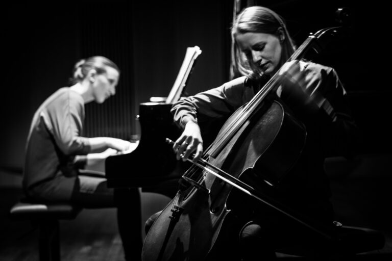 Pianisten Berit Billingsø og cellisten Ingvild Nesdal Sandnes fremfører verker av Grieg, Sibelius og Marcus Paus i Vinger kirke i vår.