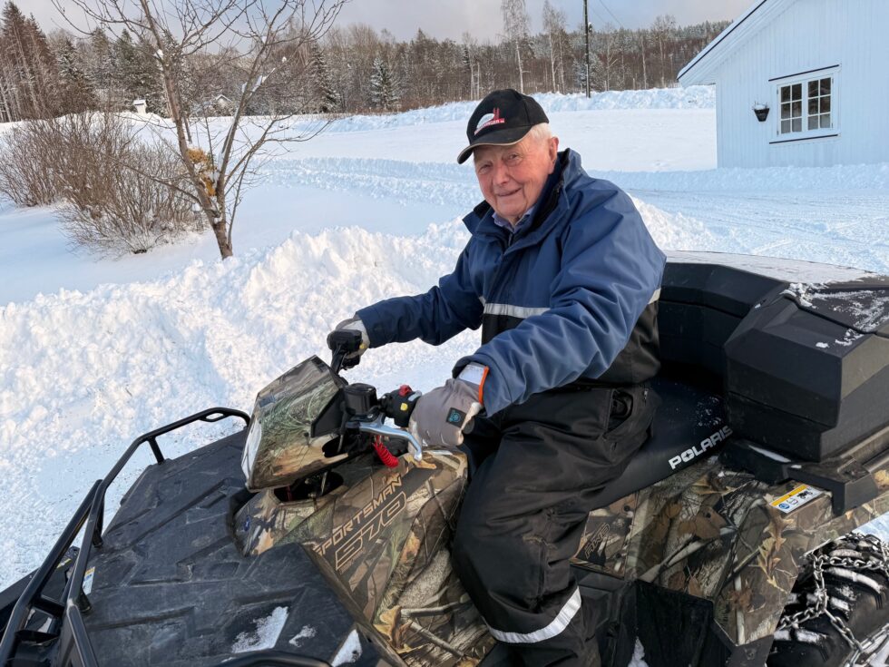 Eldrerådets leder Arne L. Hanestad er uforskammet sprek i i sitt 85.år. Et døgn med nysnø blir fort måkt bort da han setter seg på firehjulingen oppover Skakkland.