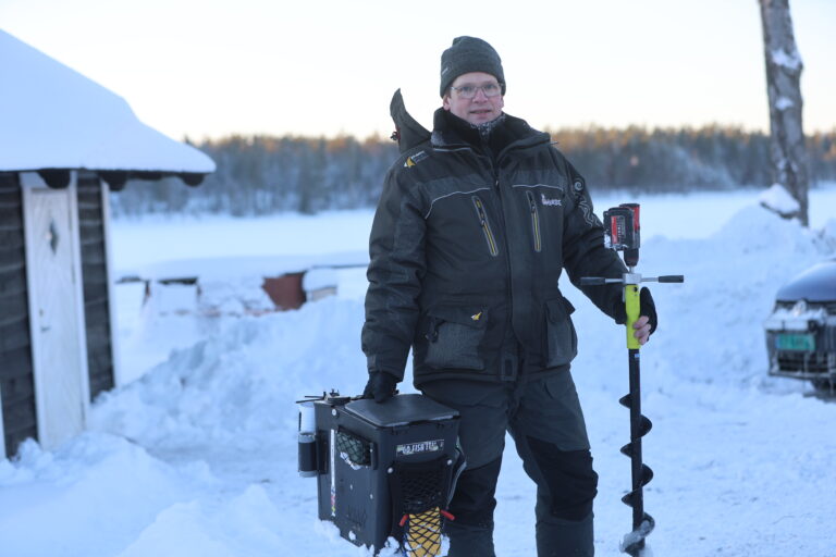 Terje Jørgensen koser med isfiske på vinteren.