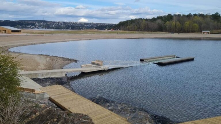 En slik badebinge er tenkt skal være på plass på Bæreia. Her fra Langøyene i Oslo hvor en tilsvarende er lagt ut.