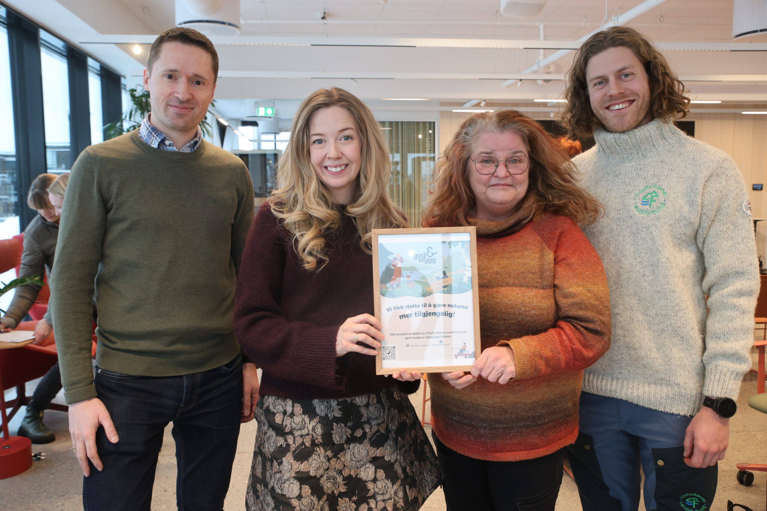 Paal Mork-Knutsen fra Gjensidigestiftelsen (t.v.) og Daniel Green fra Friluftsrådenes Landsforbund kom med stor pengegave til distriktet. Til stor glede for Berit Kvaløy fra Innlandet fylkeskommune og Kate Sønstebø som representerte brukergruppen.