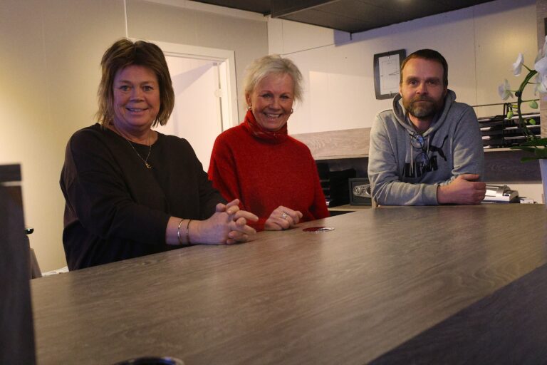 Daglig leder, Anne Cecilie Nygård, kontoransvalrig Torunn Smedtorp og faglig leder Knut Einar Kvisla er godt fornøyde med å være på plass i nye lokaler.