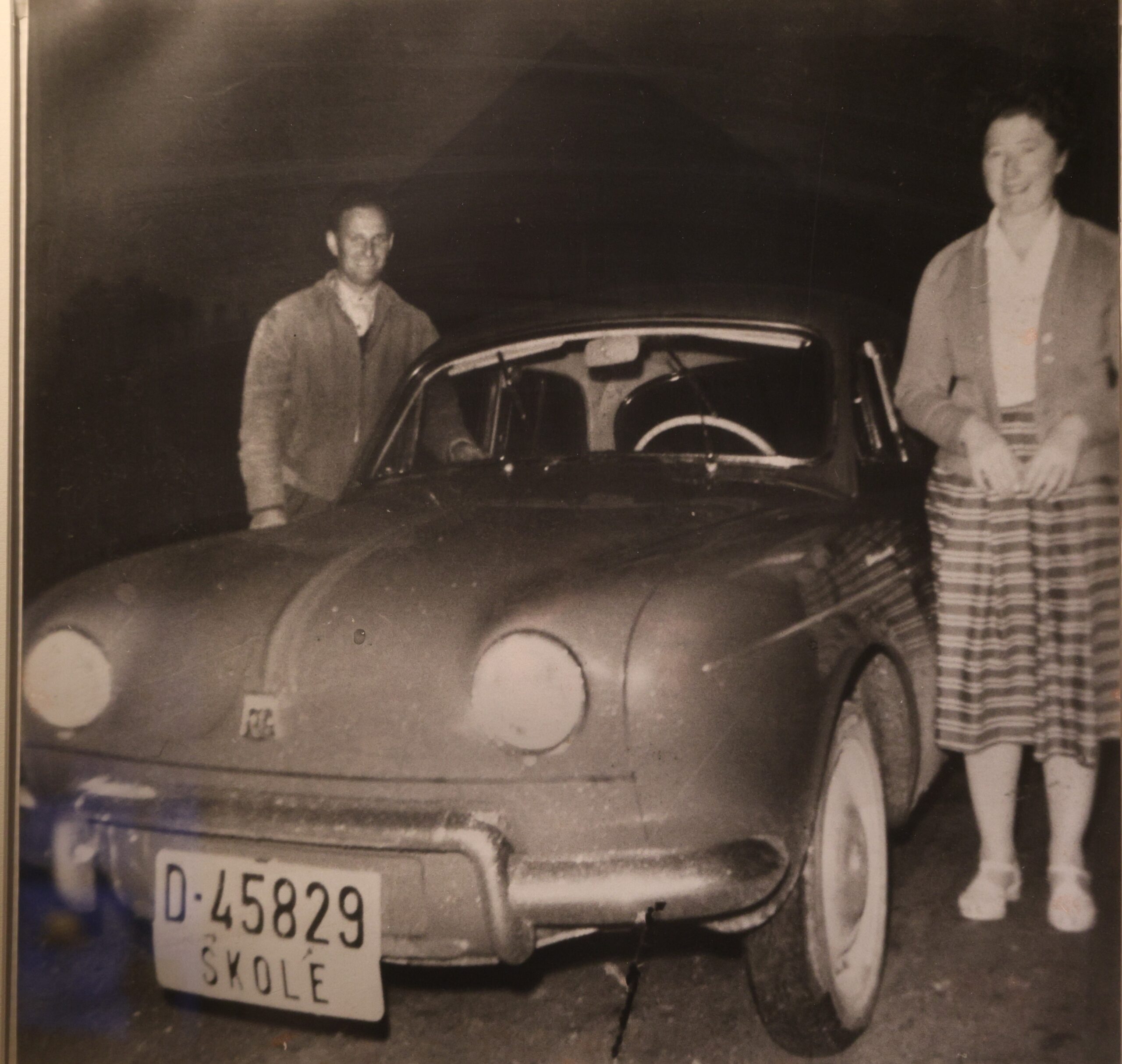 Det var her det hele startet. Her er Olav Aamodt i Kongsvinger trafikkskole med sin første skolebil. En Renault Dauphine.