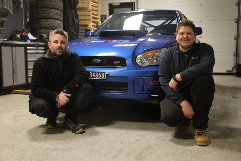 Tommy Sagmoen (t.h.) gleder seg til å kjøre sitt første rallyløp lørdag. Mattis Fjeld Holt skal gjøre det han kan for å hjelpe debutanten komme seg helskinnet gjennom.