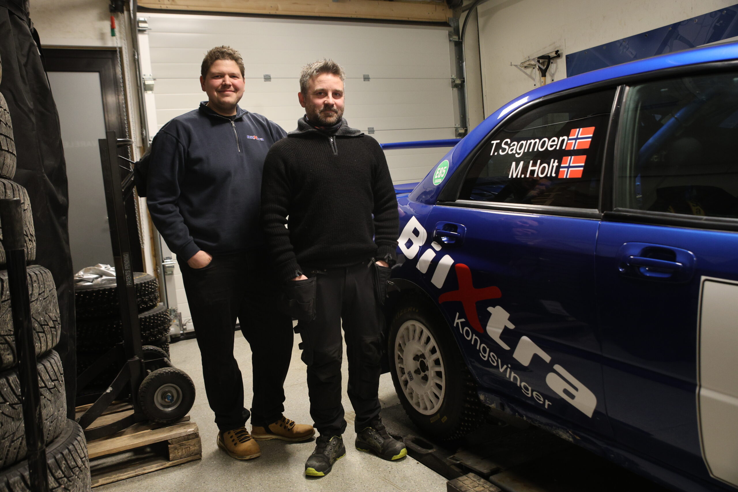 Kanskje ikke så overraskende hva som pryder bilen til Tommy Sagmoen.