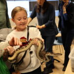 Jenny Ramstad (10) ble med bestemor på biblioteket for å se på slanger.