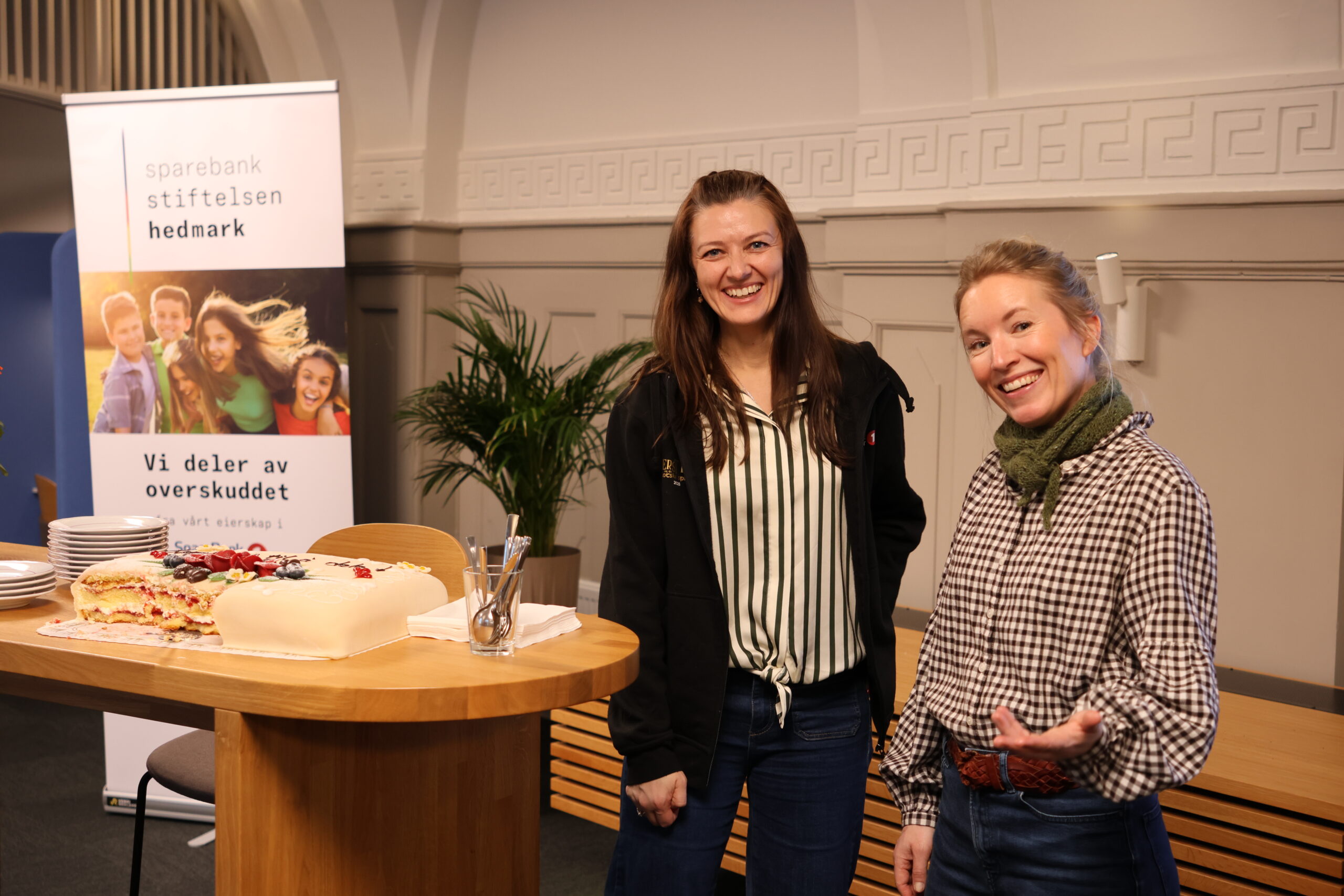 Eventyrfestningen, her representert ved Kathrine Kolgrov og Nina Castberg Bråthen kunne glede seg over 450.000 kroner i støtte fra Sparebankstiftelsen Hedmark.