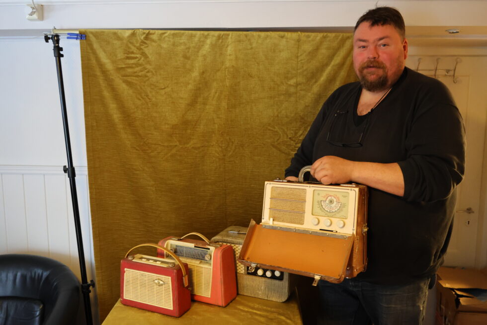 Jan Mohn Andreassen viser frem en reiseradio fra den norske produsenten David Andersen. Bare batteriet på radioen veier bortimot 2 kilo.