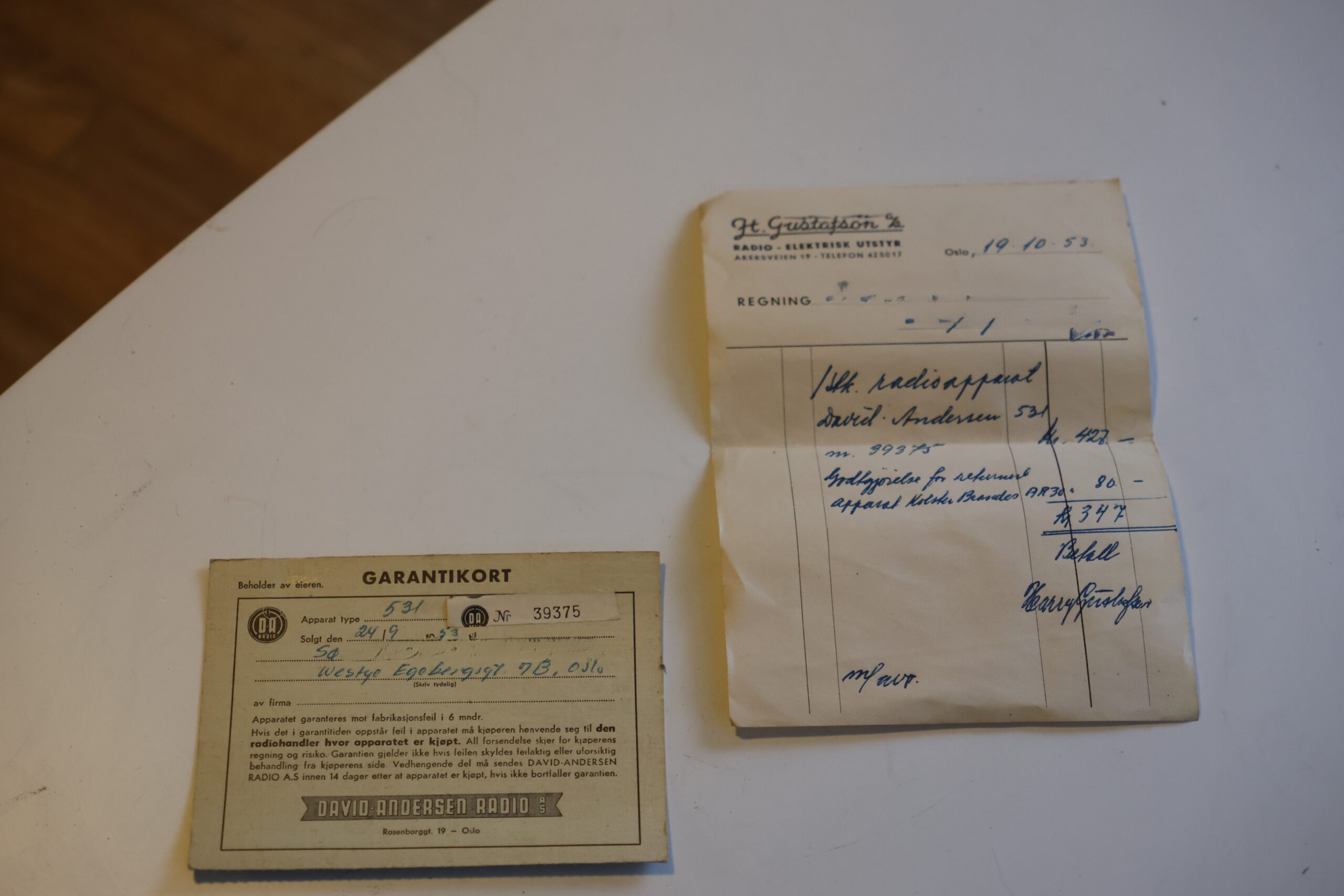 Man kan finne mye rart i gamle radioer, som disse kvitteringene på kjøp av radioen. En reiseradio av merket David Andersen kostet 427 kroner som var en anseelig sum penger i 1953. Det tilsvarer nesten 10.000 kroner i dag,