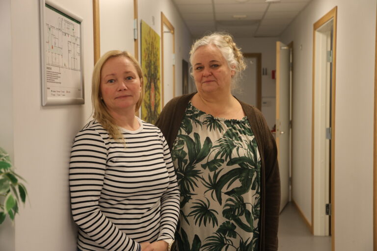 Enhetsleder for forebyggende og regionale tjenester Trine Elnæs Sandbakken (t.v.) og fagarbeider ved krisesenteret Inger Solli ser en klar økning i pågang.