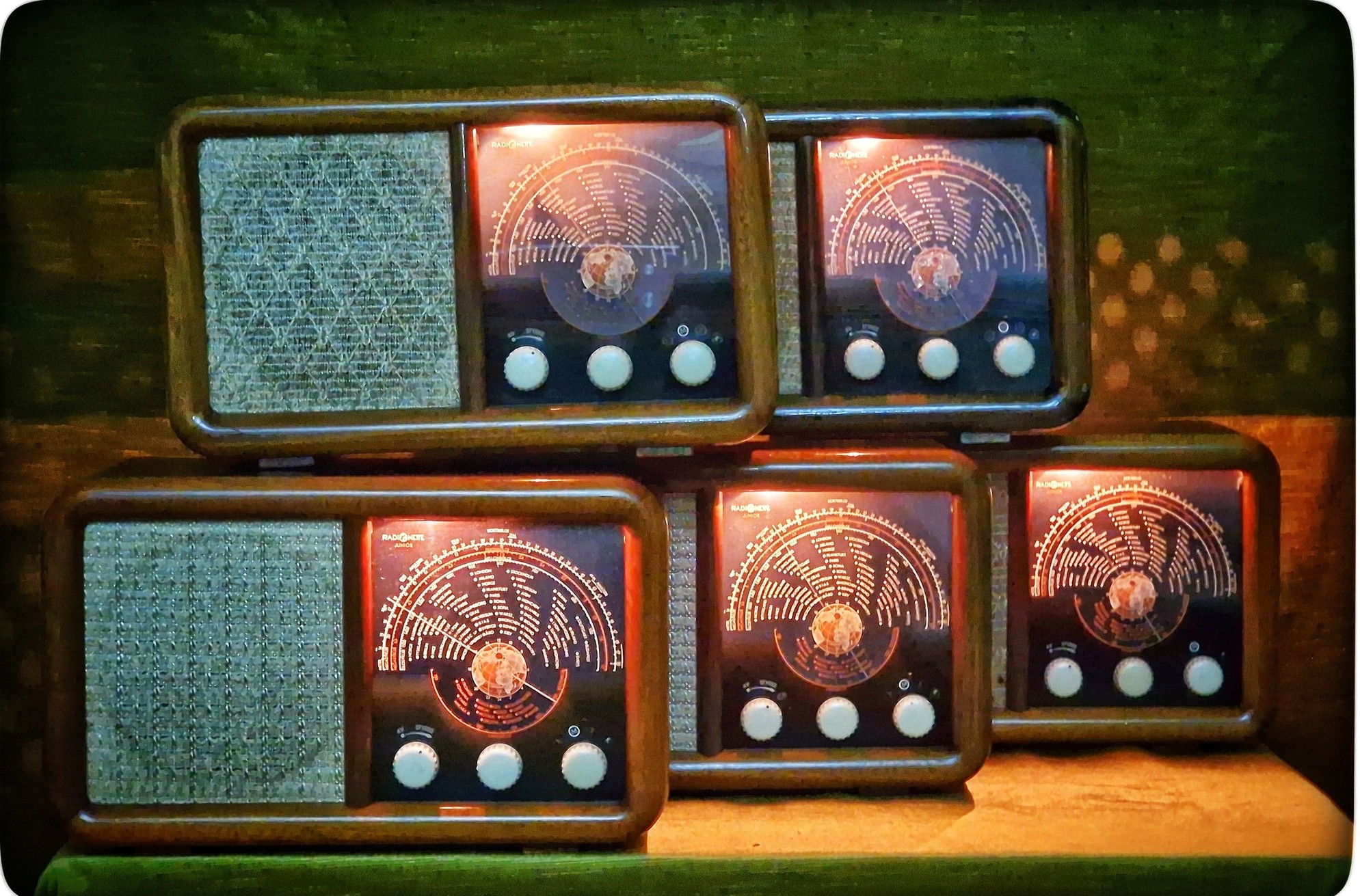 De gamle radioene hadde ofte prydplassen i stua og var en viktig kilde til informasjon og underholdning. Radionette Junior ble produsert i 1953-54 og stod i mange norske hjem. Jan Mohn Andreassen gir denne og andre modeller nytt liv etter restaurering.