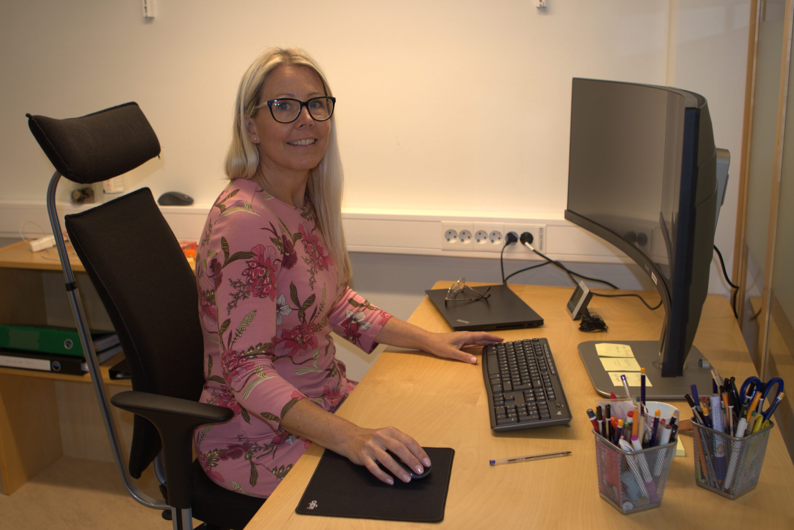 Da hun ikke kunne sitte, og alternativet var å ligge på sofaen, valgte Karianne heller å komme tidlig tilbake på jobb.