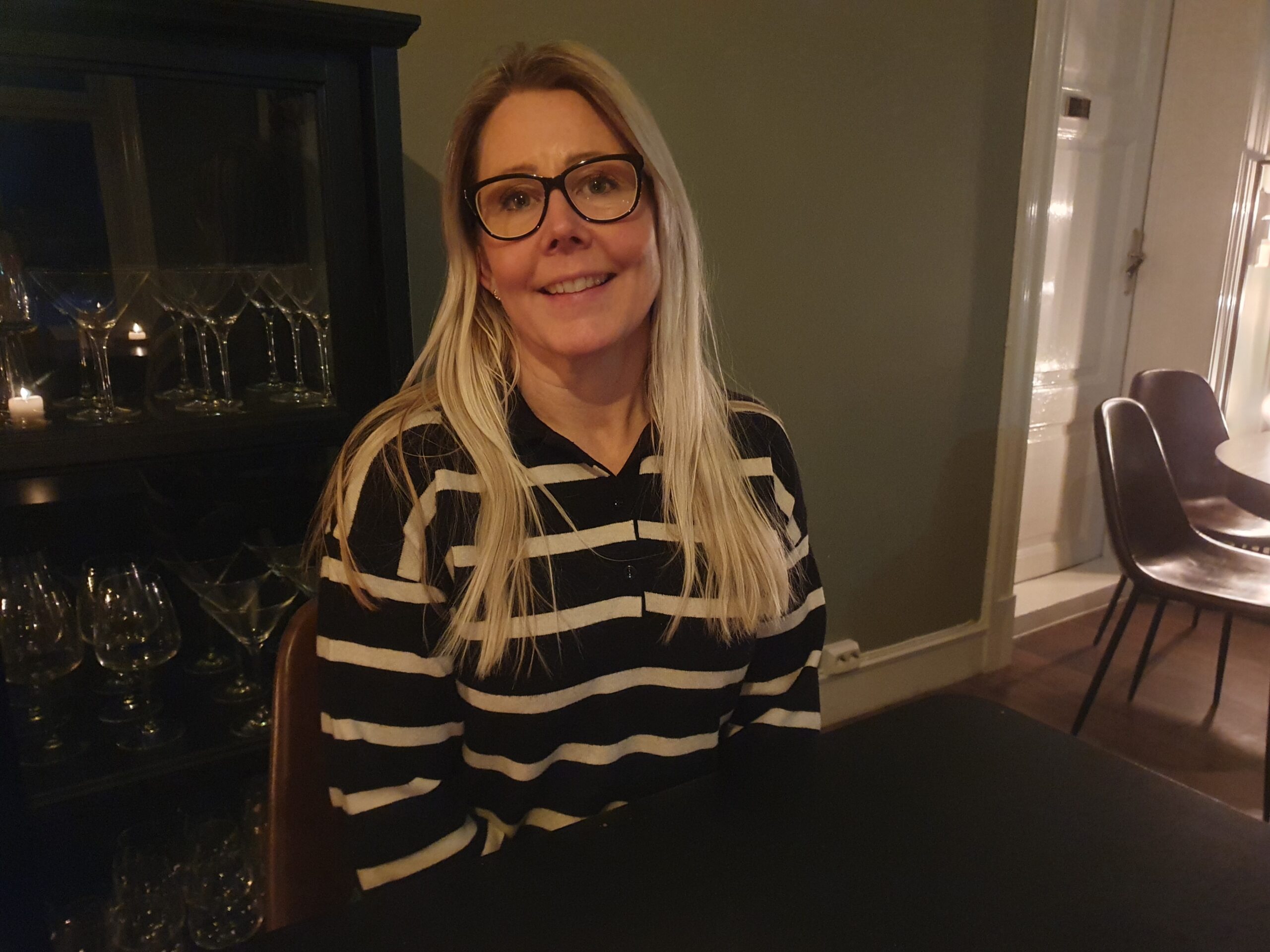 Karianne lever livet som aldri før, selv med pose på magen; i syden, i svømmehallen, på fisketur, på kafe, på spa og når hun trener. Det oppfordrer hun andre i samme situasjon til å gjøre også.
