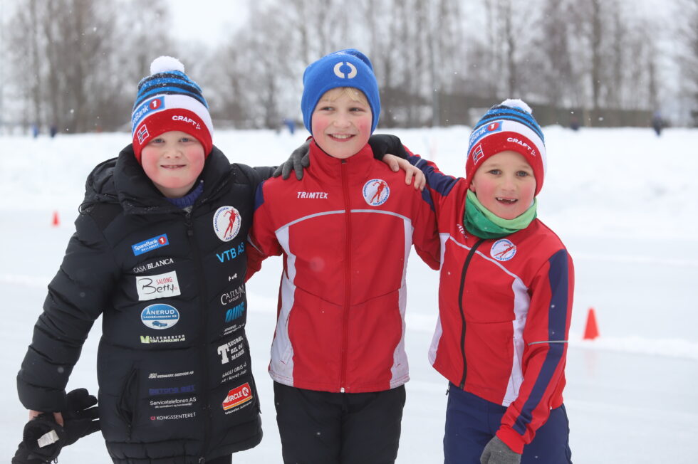 – Skøyter er moro! Oliver Overholdt-Heierdal (8), Leon Andersen (11) og Edmund Høiby Gimsø (7) koste seg på isen under Vingerløpet på Holtbanen.