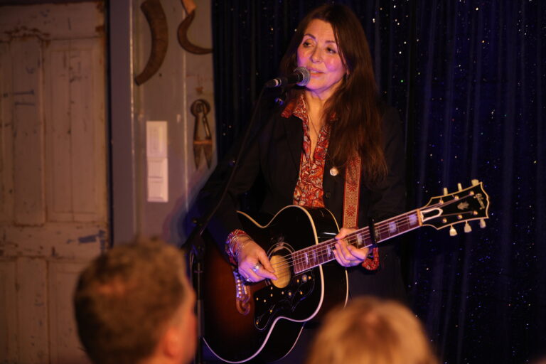 Claudia Scott imponerte stort alene på scenen med sin kassegitar.