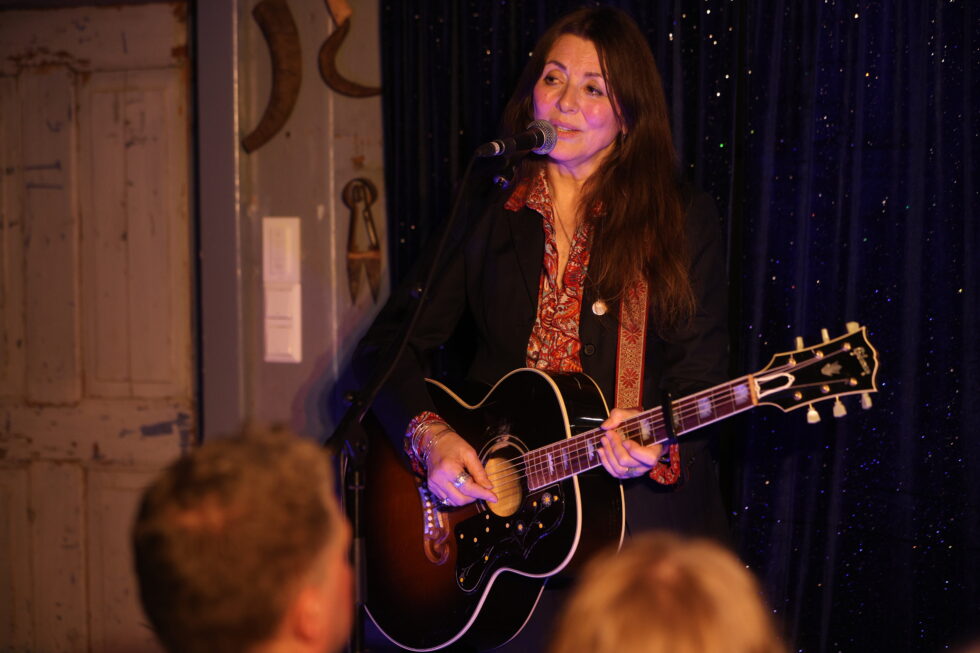 Claudia Scott imponerte stort alene på scenen med sin kassegitar.
