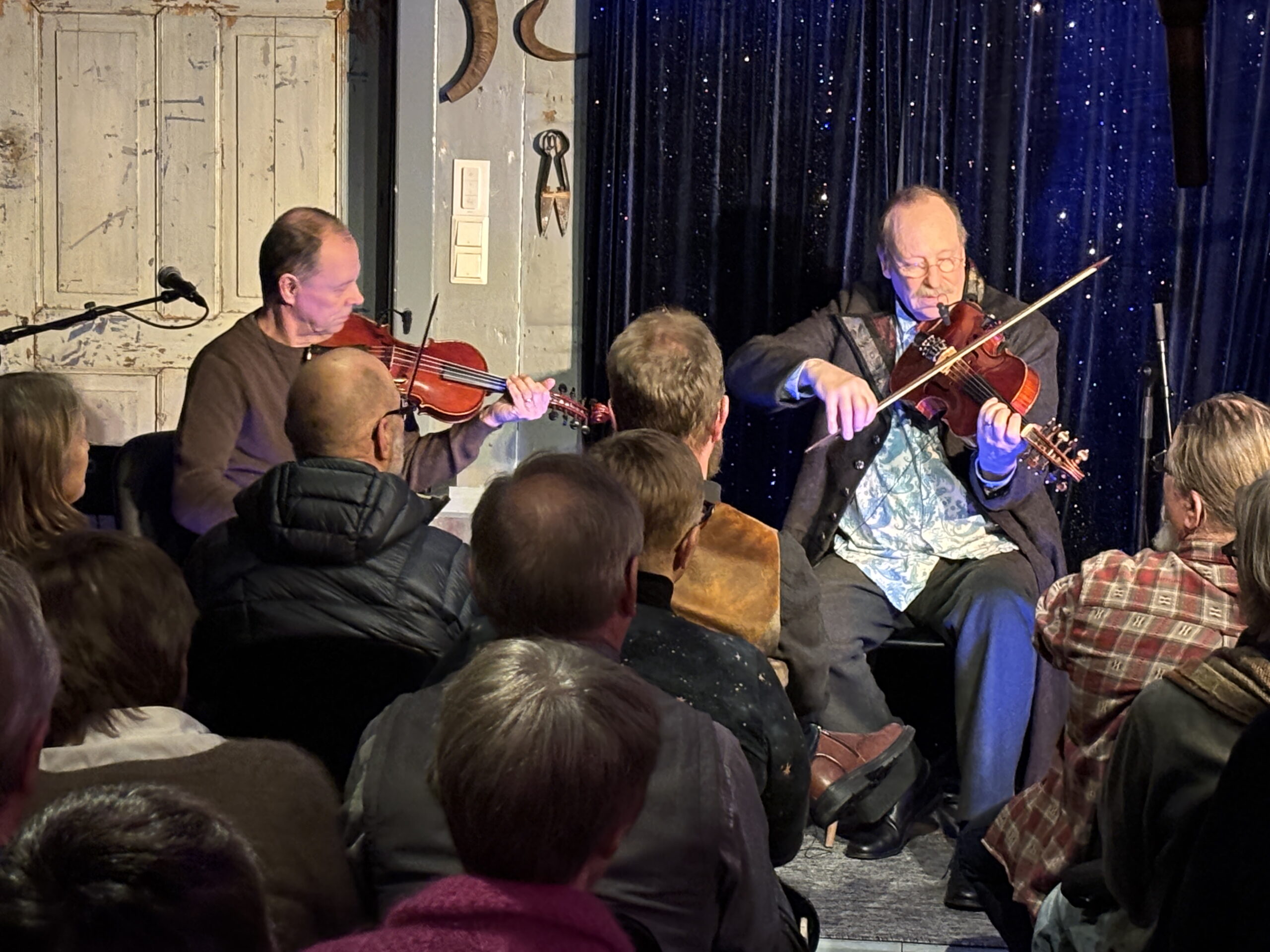 Leif Stinnerbom og Mats Edén spilte folkemusikk og fortalte historier fra grensetraktene innen musikksjanngeren. Men plass for publikum til å ta seg en svingom var det ikke plass til i Mathesongården.
