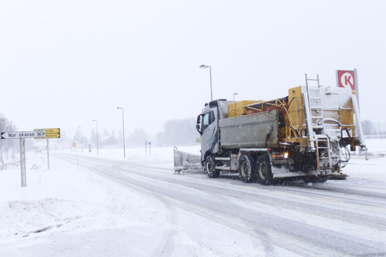 Når snøen daler ned blir det brøytet i henhold til trafikk og hvilken vinterdriftsklasse vegen har.
