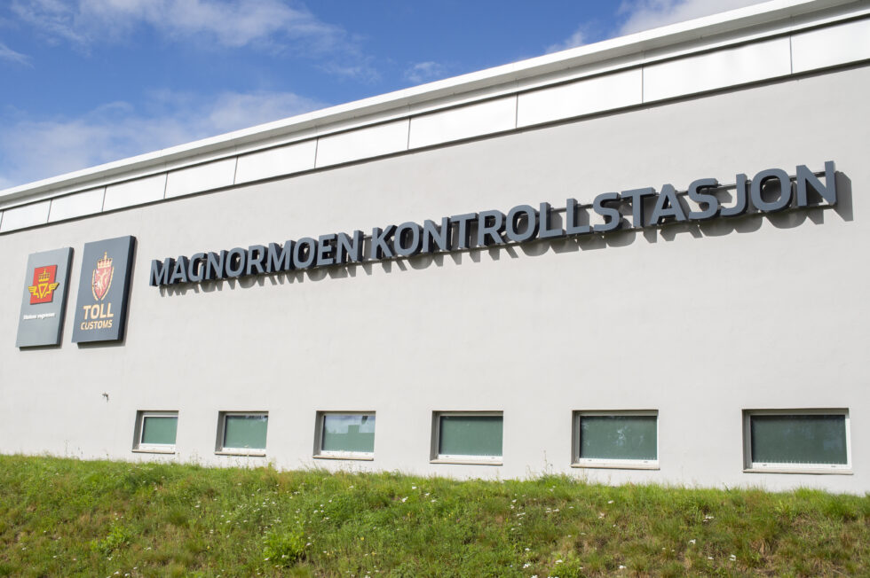 Et vogntog ble tatt inn til kontroll på Magnormoen etter at Tolletaten avdekket store mengder doping og legemidler skjult blant kjøkkenvarer