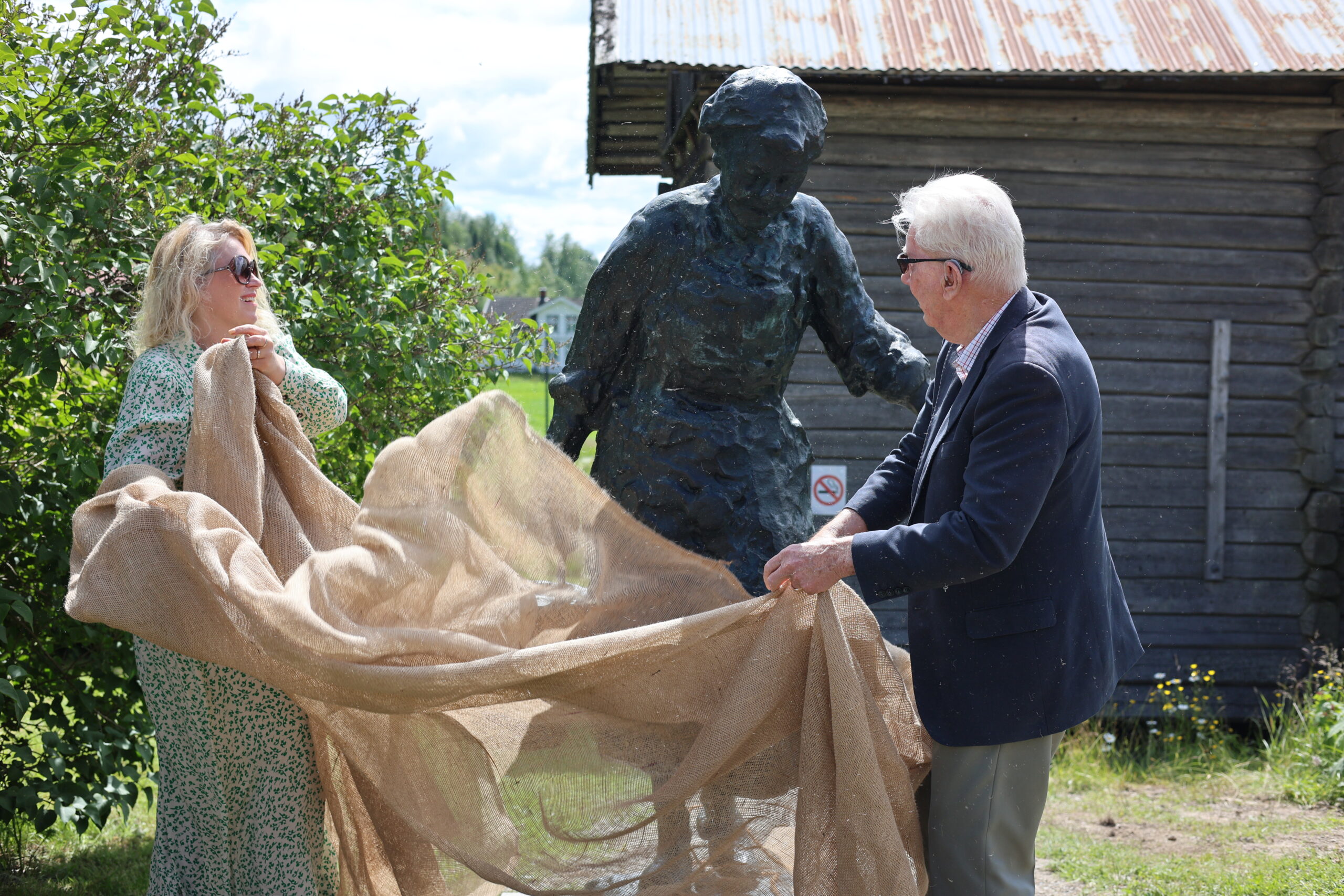 Ordfører Kamilla Thue og tidligere ordfører Kåre Delviken avduket i 2024 statuen Småbrukerkona på Almenninga på Vestmarka. Statuen var en gave fra Delviken som en hyllest til småbrukerkonene og jobben de la ned hjemme på gården.