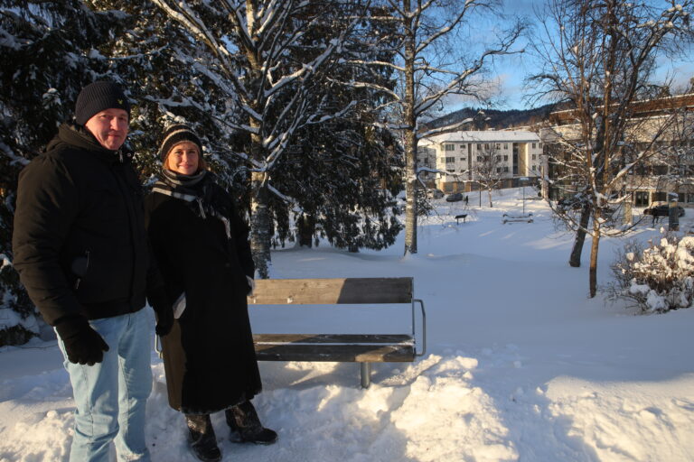 Prosjektleder Alf-Mathias Lilleengen og eder av kunstutvalget Benedikte Jansen gleder seg til å se skulpturene satt opp her i Byparken.
