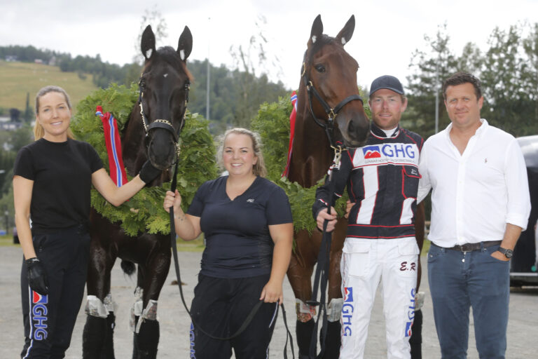 A.V.'s Shannon (t.v) og Catchagaga Volo sammen med Anette Midtlyng Holth (t.v), Kristine Wego, Erlend Rennesvik og Fredrik Holth etter seierne i både hoppe- og åpen avdeling av Biri 3-årselite.