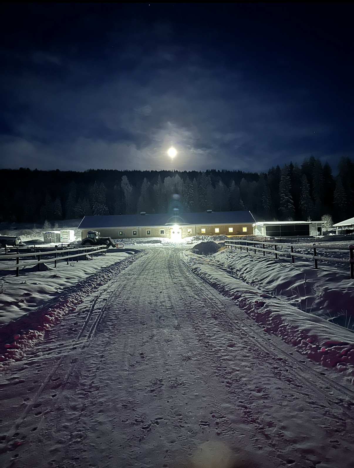 Jobben med hestene på stallen må gjøres selv på mørke kvelder med mye snø.