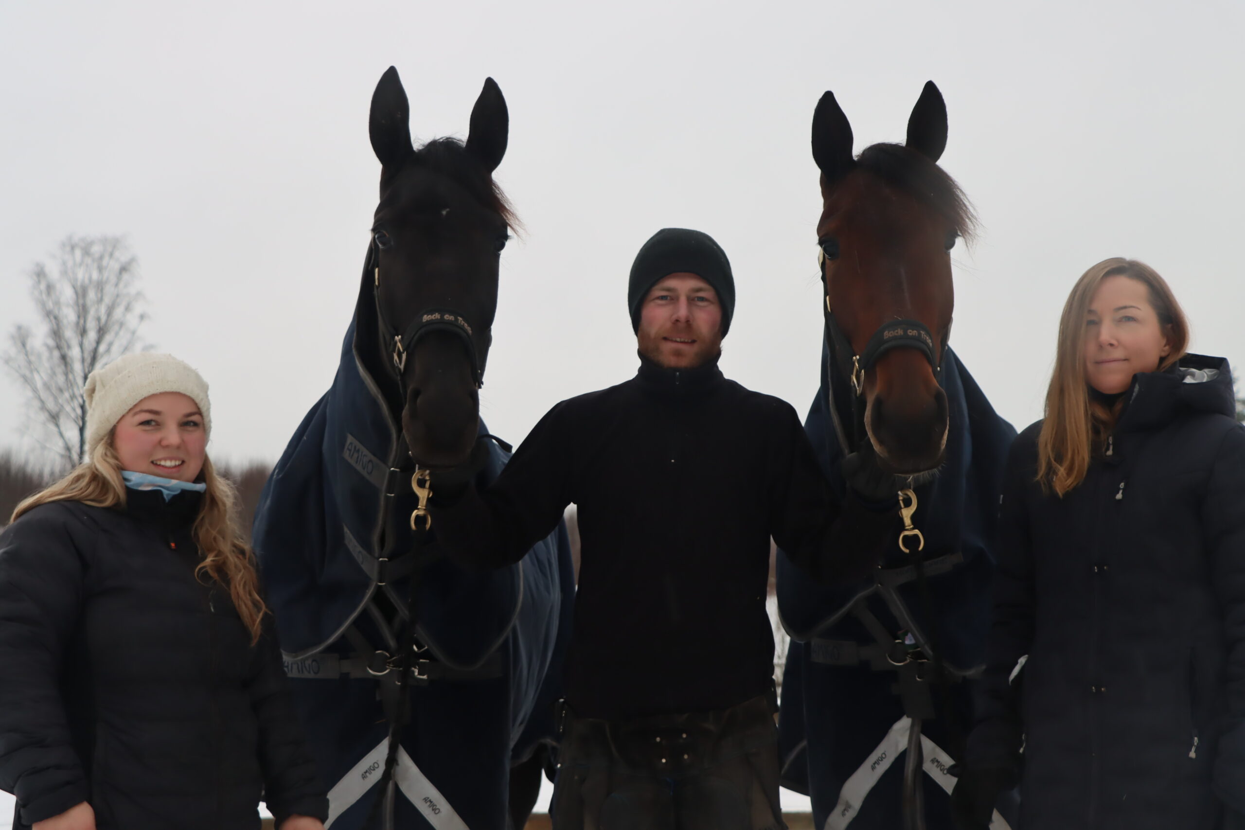 Kristine Wego (f.v.), Erlend Rennesvik og Anette Midtlyng Holth gleder seg til en ny sesong md A.V.'s Shannon og Catchagaga Volo etter fjorårets store prestasjoner.