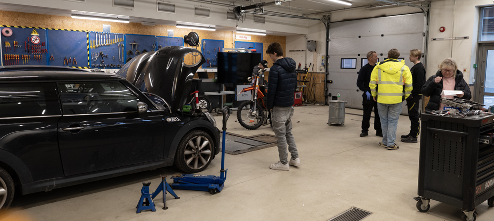 Gjestene fikk besøke bilverkstedet på Sentrum VGS.