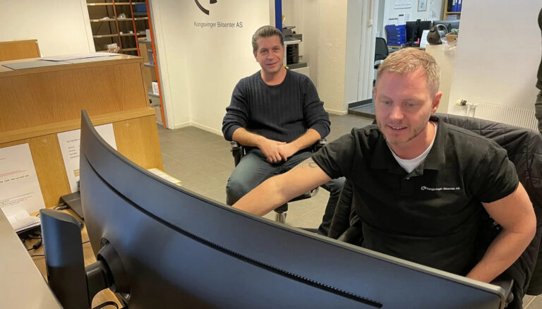 Servicesjef Sverre Schjervheim (t.h) og Mirzet Mahmuljin er glad for at Kongsvinger Bilsenter er blitt autorisert verksted for Kia.