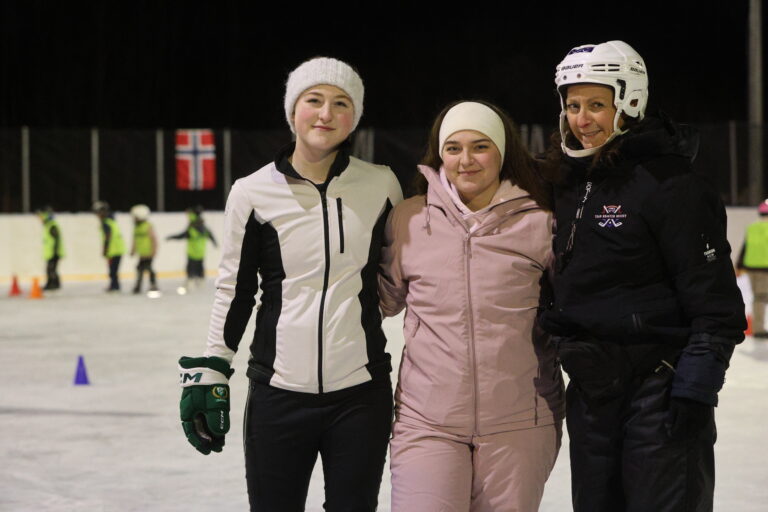 Ronja Angelica Bråten (i midten) og Merete Bråten (t.h.) er blant de som står på og sørger for skøyteglede for en rekke unge på Roverud. Forrige uke var også Färjestad spiller Kajsa Bråten på plass.