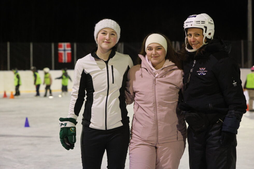 Ronja Angelica Bråten (i midten) og Merete Bråten (t.h.) er blant de som står på og sørger for skøyteglede for en rekke unge på Roverud. Forrige uke var også Färjestad spiller Kajsa Bråten på plass.