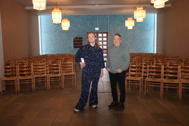 Johny Gullaker og Hanna Gjermundrød gleder seg over at Kongsvinger seremonirom nå skal brukes til mer enn bare gravferder.