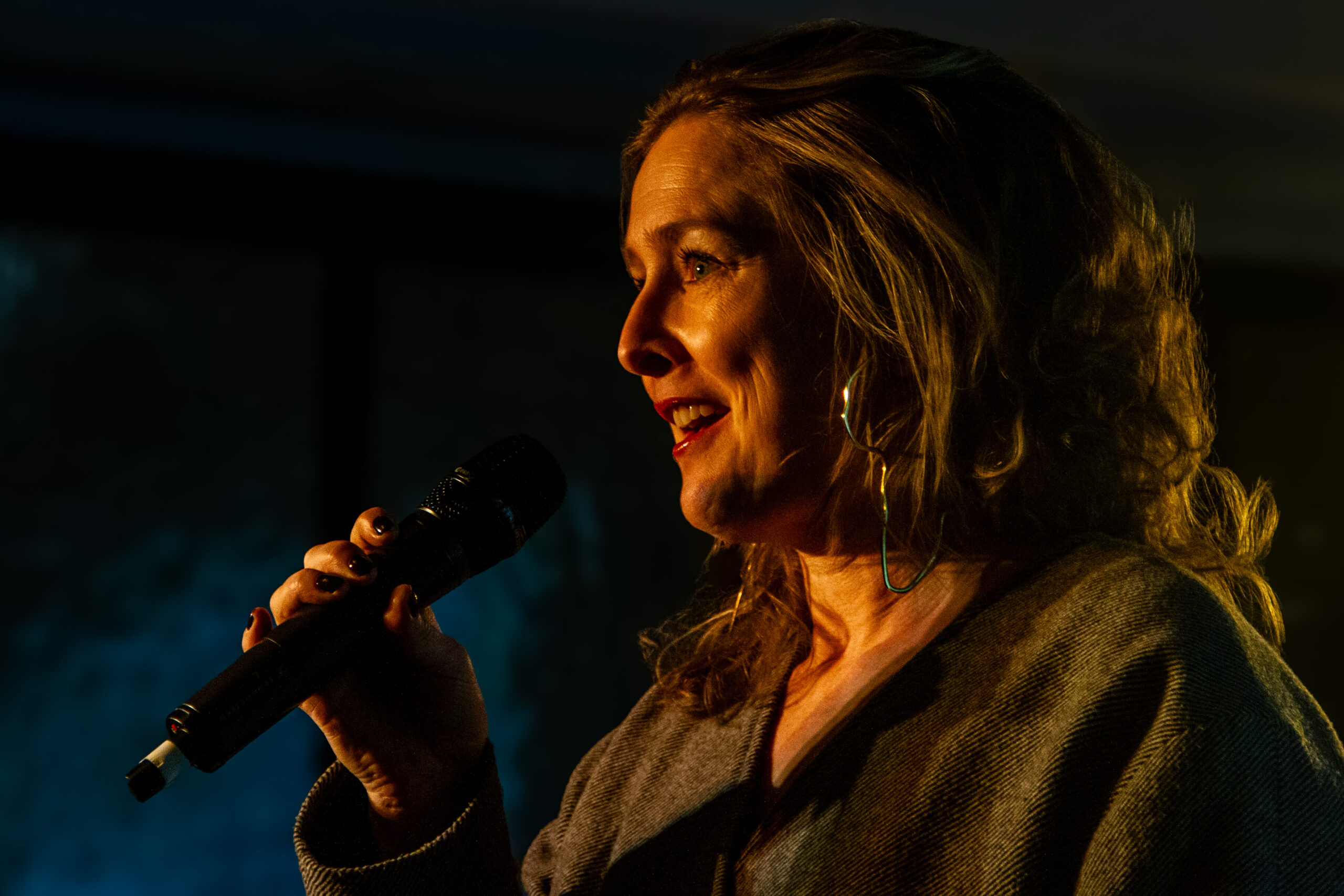 Karen Gjermundrød ønsket publikum velkommen til mimring på kroa fredag kveld.