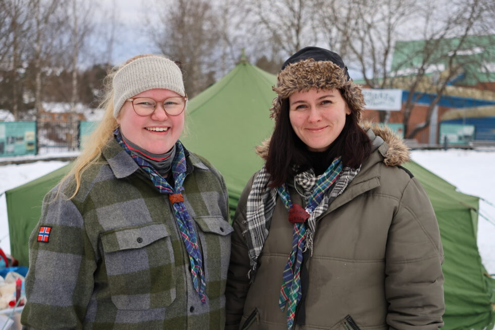 Speiderne Linda Christensen og Johanna Langbråten sørget for at barn og voksne som stakk innom Byparken kunne varme seg ved bålplassen, få grillet pinnebrød og prøve seg på spikking.