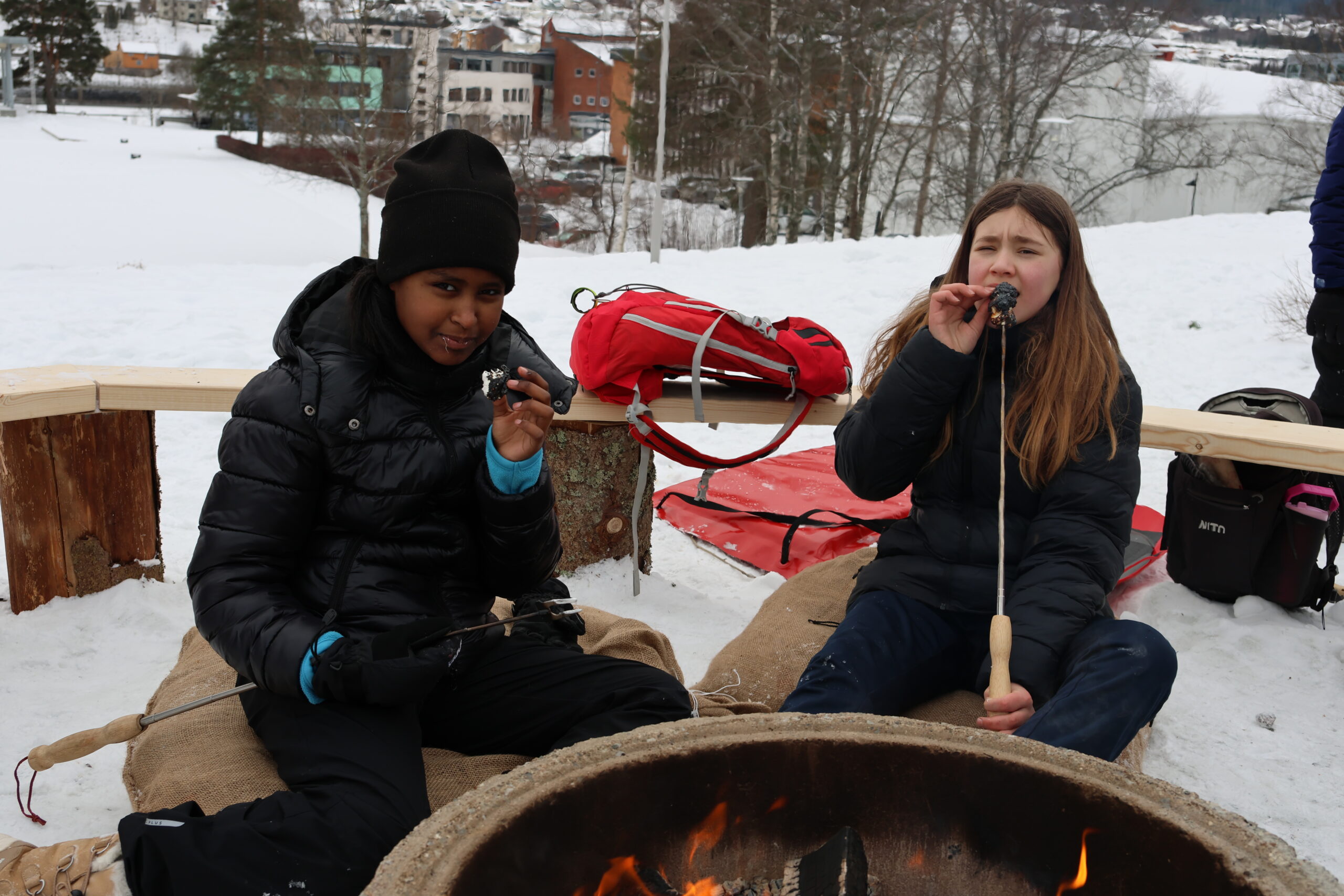 Belainenh Yacovine og Ajlin Tetovac grillet marshmallows ved bålplassen. De kunne fortelle at de syntes det var et bra arrangement.