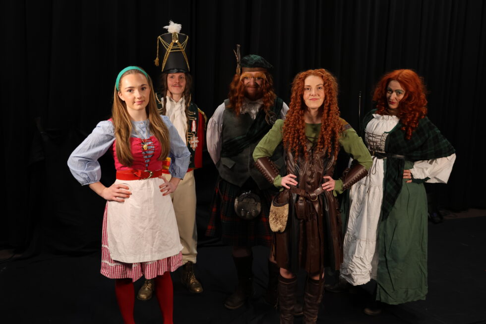 Pernille Skarstad (f.v.), Jonas Strand Gravli, Sten Bjørge Skaslien Hansrud, Julie Alette Andersen og Kathrine Kolgrov testet kostymer lørdag.