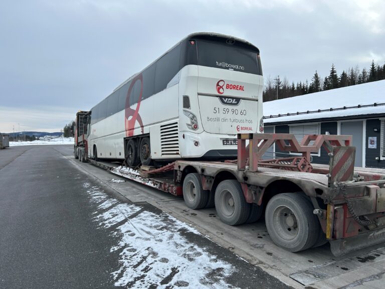 Spesialtransport fra Estland ble ilagt bruksforbud – kjørte videre og forlot Norge. Transportøren er anmeldt.