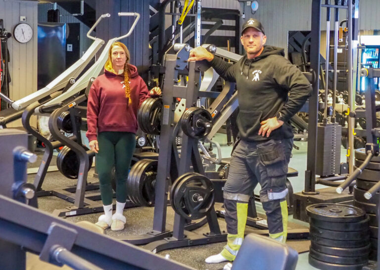 Jahn-Philip Huatorpet, eier og daglig leder ved Hua’s Gym, sammen med samboer Silje Bergvik. Paret har vært med på hele reisen fra oppstarten i låven på gården til etableringen av treningssenteret i sentrum.