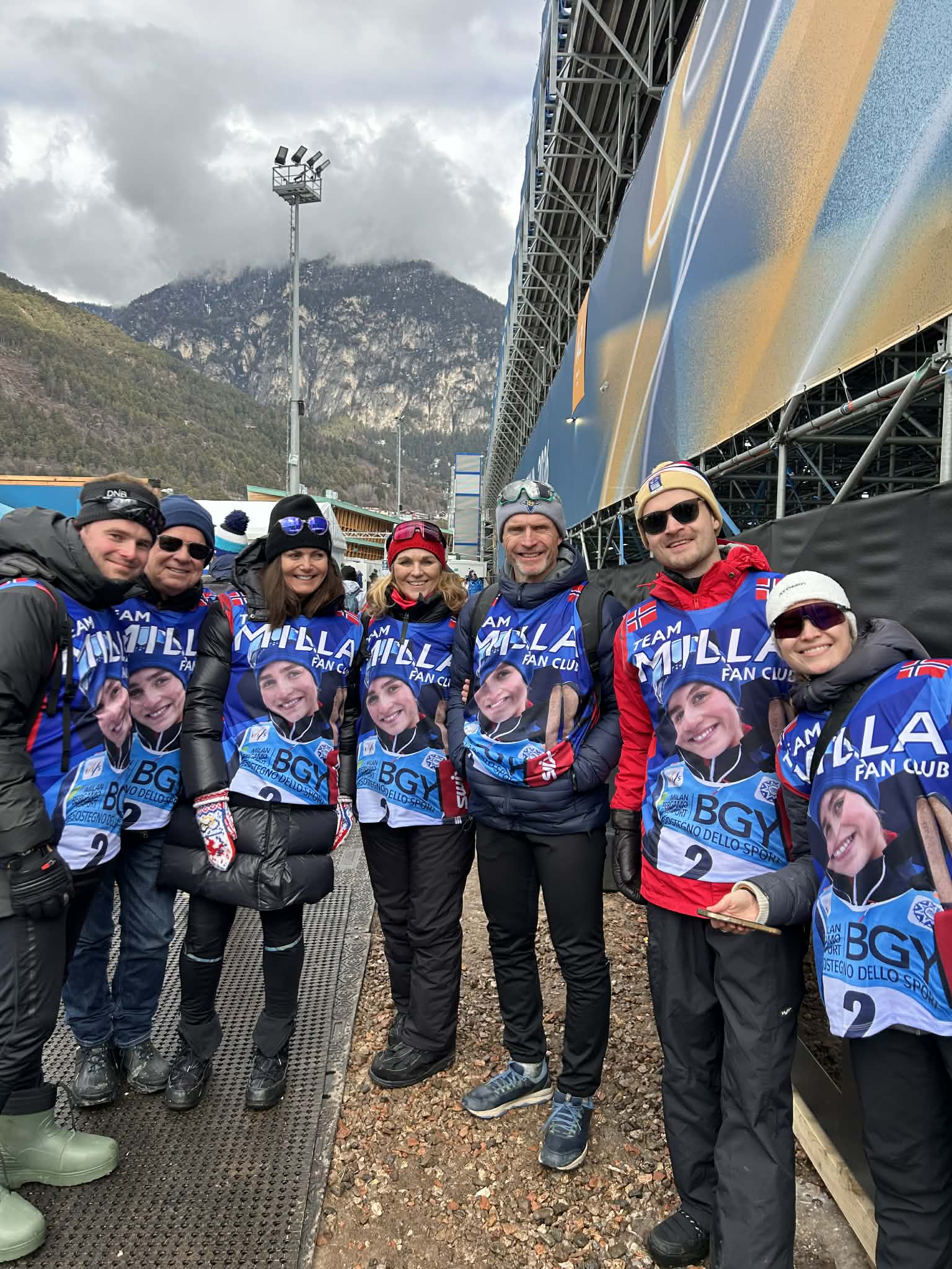 Edvard Sletbakken (f.v.), Tore Thorstensen, Kari Andreassen, Ann Kristin Grosberghaugen, Ola Andreassen, Andreas Bråthen og Emma Andreassen var alle på plass da Milla Grossberghaugen Andreassen gikk sprinten.