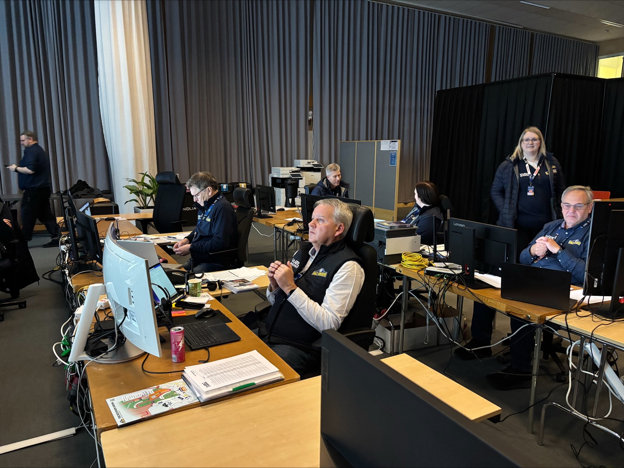 Stig Rune Kjernsli følger med fra Race Control under Rally Sweden, der han har det øverste ansvaret for gjennomføringen av VM-runden.